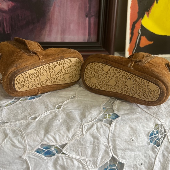 Baby UGG UK size 4 - Picture 2 of 4
